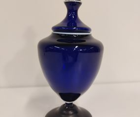Vase med lokk. kr 600