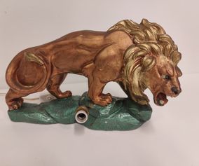 Gammel løve figur, lamp. kr 300
